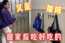 打工妹晚上加班，打包快餐吃得津津有味，简单的幸福就是知足常乐视频封面