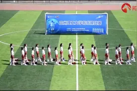 啦啦操比赛！小姐姐们打开伞的那一瞬间，引来了台下无数声尖叫！