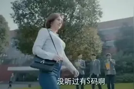 学校医务室来了个美女校医，太漂亮了，学生老往医务室跑。视频封面