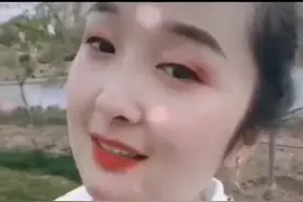 我举手手了🙋，那个戴帽子的就是我