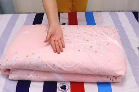 才知道夏凉被这样叠才正确，简单两步变抱枕，轻松收纳不占地儿