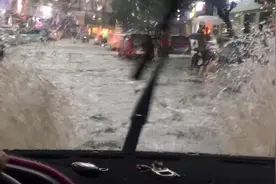 实拍河南省焦作市温县县城 下暴雨的情况