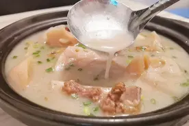 教你筒子骨藕汤酒店不外传的秘诀，汤汁浓白营养丰富，太好喝了