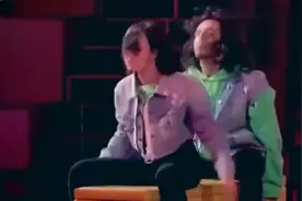 宋茜不愧为韩国女团队长，跳起舞来，陈伟霆看得都入迷了！视频封面