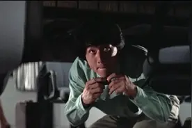 看龙叔怎么巧妙安装窃听器的，这操作太溜了