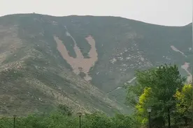 玩过和平精英的都知道这个标志，但是今天我找到的是一座山！