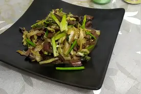 今天给大家分享一个白菜白搭菜—白菜炒猪血，同样方法可以炒猪肚