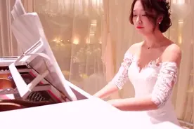 颜值超高的新娘，在婚礼现场钢琴弹奏《追光者》，简直美呆了！