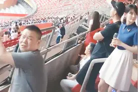 岳云鹏现身张杰演唱会，发现观众拍自己，疯狂摆手：拍舞台别拍我视频封面