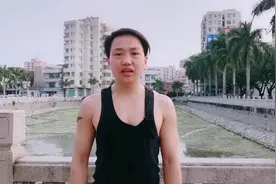 小伙教你正确压腿方法，每天练习15分钟，一个月轻松一字马视频封面