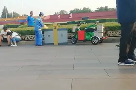 北京天安门广场，默默无闻的环卫工人，向他们致敬，辛苦了视频封面