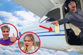 熊孩子作死恶搞，把女友手机从飞机上扔下，结果你猜怎么着？视频封面