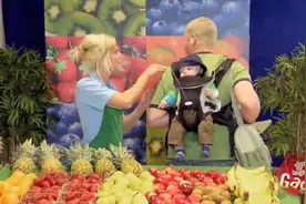 街头整蛊，孩子突然尿尿，路人什么反应？视频封面