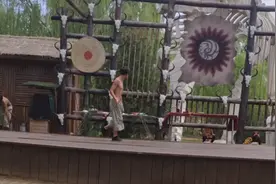 喷火表演+特色舞蹈，喝的是汽油么？