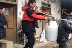 巴中幺妹冒雨跑去南充取蜂蜜，养蜂大哥朴实的都不像专业养蜂人了