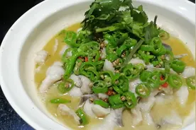 大厨教你钳鱼的最新做法，老少皆宜，汤都可以喝。