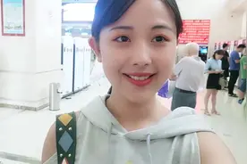 妹子为出国着急去办护照，露额头和耳朵证件照出炉，真是一波三折