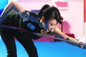 台球女神潘晓婷，打球趴桌时不忘提一下裤子，网友：太“销魂”了视频封面