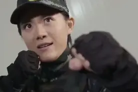 新兵功夫了得，四个老兵打不过一个新兵，女教官不服上阵结果平手视频封面