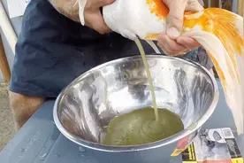 男子养了一条锦鲤，最近鱼肚子胀的厉害，原来是肚子里有货啊视频封面