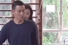 刘德华的腿是怎么断的如此真实，看下是怎么拍的就知道了。视频封面