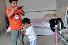 这个小孩有多淘气，非要把哥哥的裤子脱下来，还爬这么高视频封面