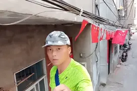 有人说一般普通老百姓家是不能挂五星红旗的，咱也不懂，欢迎告知