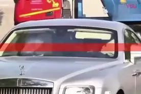 巴萨球员训练都开啥车？格子劳斯莱斯亮瞎眼，拉基蒂奇车饰萌翻天视频封面