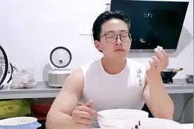 赫赫煮方便面冷水下面，还以为很有讲究，但确实味道不错！