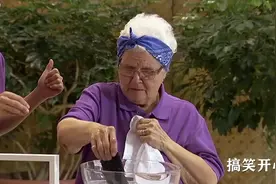 手机贴膜，清洁手机屏幕，竟然放到水里清洗。视频封面