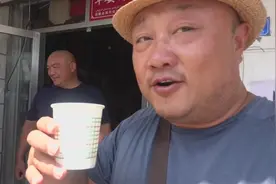新疆尼勒克小镇上的马奶酒 酸得倒牙 当地人的最爱 比啤酒便宜！