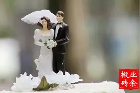 老外恶搞，路人推过来的婚礼蛋糕倒在地上了，场面很尴尬视频封面