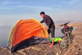 小伙明年骑行新疆，全程用29.8元帐篷露营，先试试第一次露宿效果视频封面