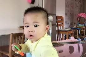 9个月小宝面对镜头各种淘气，各种卖萌，玩的很嗨视频封面