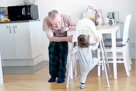 美国小伙娶中国姑娘，当爷爷看到混血孙女，会是什么反应？视频封面