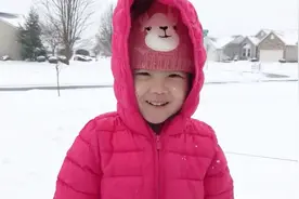 美国收养的小女孩Selah和家人一起滑雪橇，打雪仗视频封面