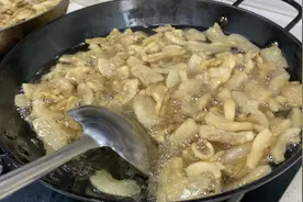 110元买了10斤肥膘，大厨炼出8斤半又香又白的猪油，满满小技巧！