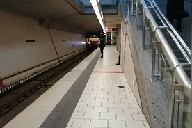 德国地铁实行无人驾驶，无司机，无乘务员，无安检，一切靠自觉视频封面