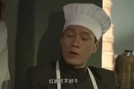 南易第一天来厂里就杀了一头猪，三荤三素，那红烧狮子头是香啊。视频封面