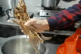 广西人晒的笋干怎样做好吃，厨师长这样做，上桌汤汁都不剩