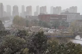 南京特大暴风雪，行人不敢睁眼，寸步难行