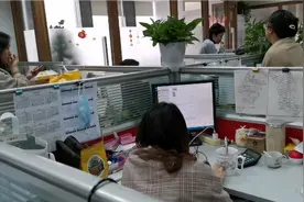 我们班上好多爸妈都是清华北大毕业的，妈妈你是什么？后面更精彩视频封面