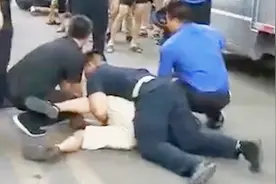 网传广西城管群殴货车司机？监控视频还原真相视频封面