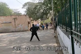 班加罗尔社区实拍年轻人练习印度国球“板球”，一只大木板四处灰视频封面