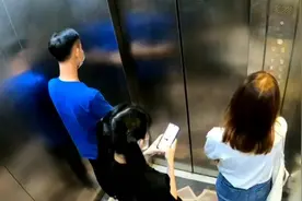 《恶搞》无限循环电梯整蛊小伙😂视频封面