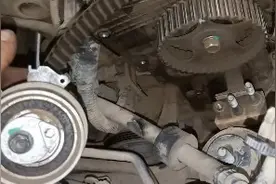 修车小伙教你自己动手更换正时皮带，是不是很简单？视频封面