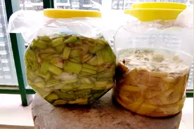 割了一把芋头杆子，看老妈子如何制作家乡开胃菜，腌酸芋蒙