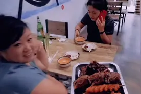 晚上店里来了两位美女拼酒，东北的话的意思就是看谁喝的多视频封面