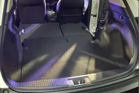 缤智第二排放倒后形成纯平地板，一款遮板揭开后看到座椅的奥秘