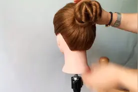 优雅淑女款和减龄时尚款，学会这两款编发，你随时出门都美美的